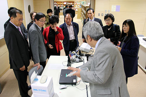 八潮学園のパソコン室を視察