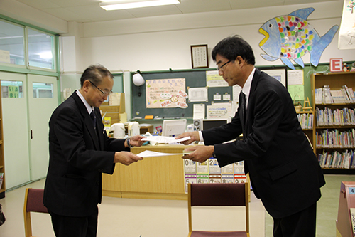 覚書を取り交わす両校長