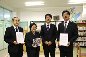 覚書を持つ両校長と仲田会長、中野さん