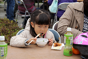 トン汁を食べる女の子