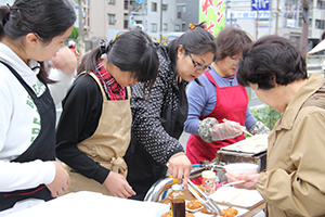 ネギ焼きと串揚げの配布