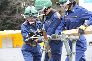 手動式油圧カッターの実演