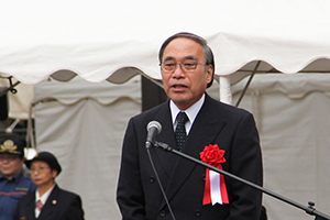 あいさつする濱野区長