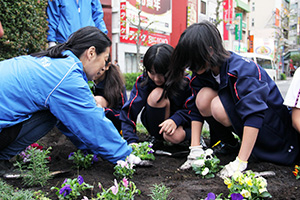 植え方の指導を受ける