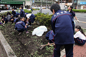 花壇を耕す児童