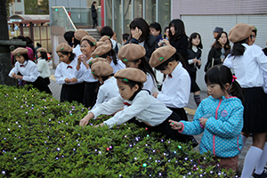 イルミネーションを取り付ける山中小学校の子どもたち