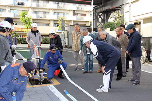 訓練を見学する永代二丁目町会役員