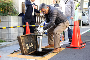 スタンドパイプを設置する男性