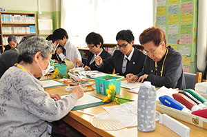 大崎第二地区地域交流レクでうちわづくり