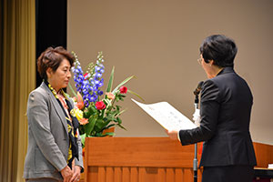 感謝状を読み上げる副区長