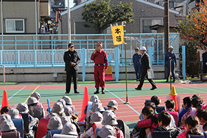 児童に話す濱野区長