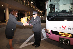 一番バスの運転手に花束を贈呈