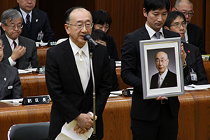 区議会本会議で謝辞を述べる故石井伝一郎氏の長男敬一郎氏