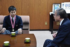 大会の様子を話す海舟さん(左)