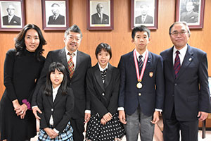 森川家族と区長記念撮影