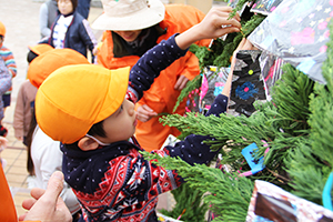 リースに飾り付ける幼稚園児