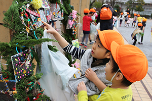 リースに飾り付ける幼稚園児