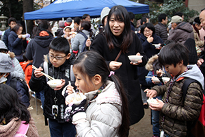 品川汁を口にする子どもたち