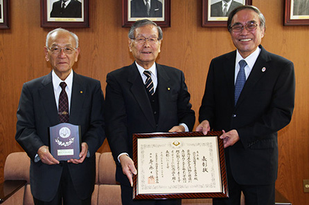 記念写真に収まる松崎会長・山口副会長と濱野区長