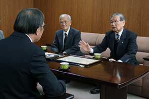 懇談をする松崎会長、山口副会長と濱野区長