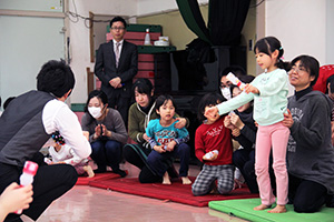 手製のマラカスで一緒に演奏