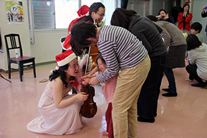 演奏終了後にお礼の花束を