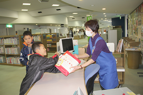 本の福袋を借りる兄弟