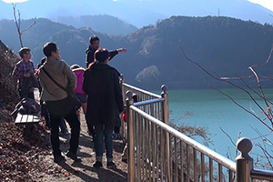 丹沢湖を眺める参加者