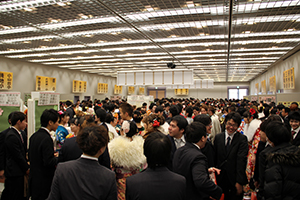 満員のイベントホールの様子