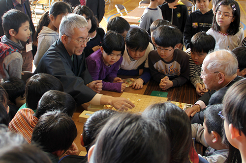 対局の作法を見る子どもたち