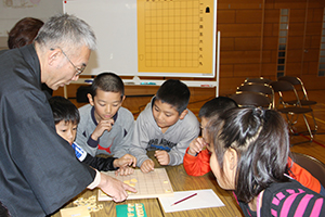 子どもたちに手ほどきをする様子