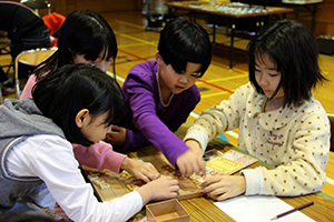 相談しながら駒を動かす子どもたち