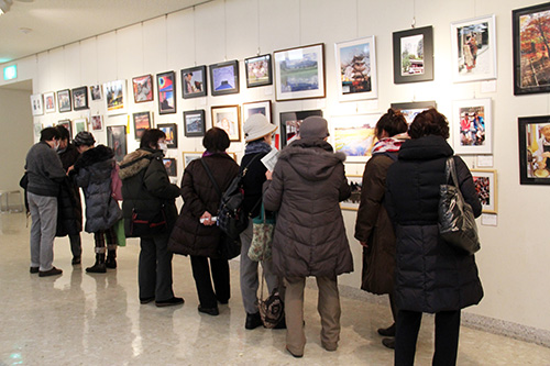 賑わう高齢者作品展