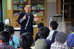 江戸切子を語る川辺さん