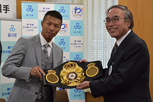 内山選手とチャンピョンベルト