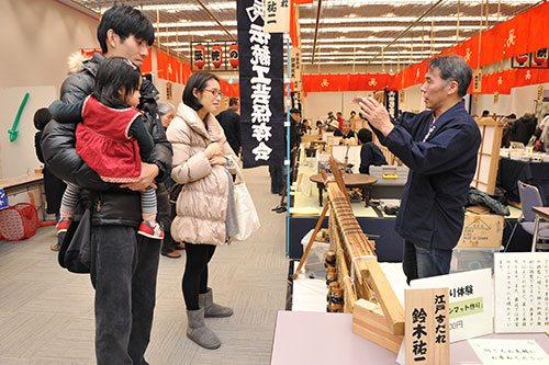 来場者に説明をする職人さん