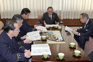 報告書を見ながら説明を受ける濱野区長