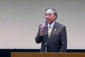 あいさつする濱野区長