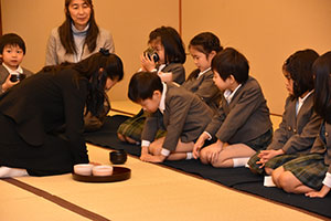 ぷりすくーる初釜 お茶を受け取る園児