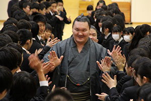 笑顔で手を振り、人の花道を退場する白鵬関