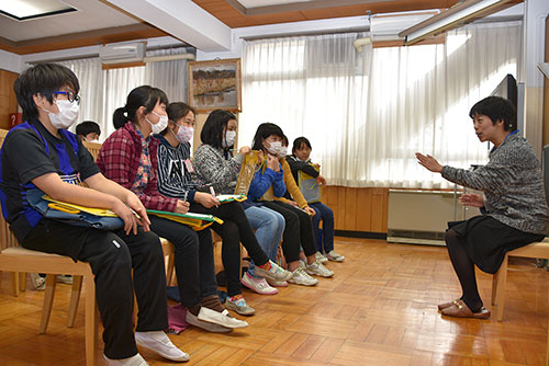 舞台俳優の話を聞く子供たち