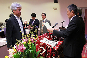 修了証を授与される中澤さん