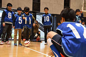 子どもたちがブラインドサッカーに挑戦