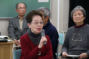 当時の学校での様子を話す