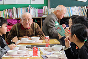 一緒に給食を食べて交流