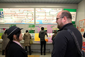 女性駅員と講師