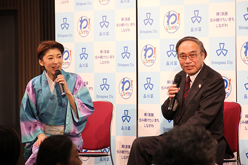 五月梨世さんと区長のトークショー