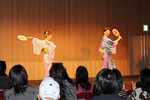 踊りを披露