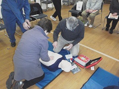 AEDの使用方法を学ぶ参加者