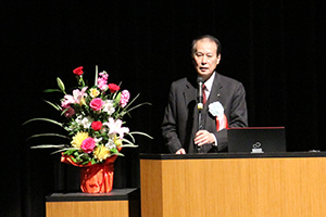 講演する早稲田大学　鎌田総長